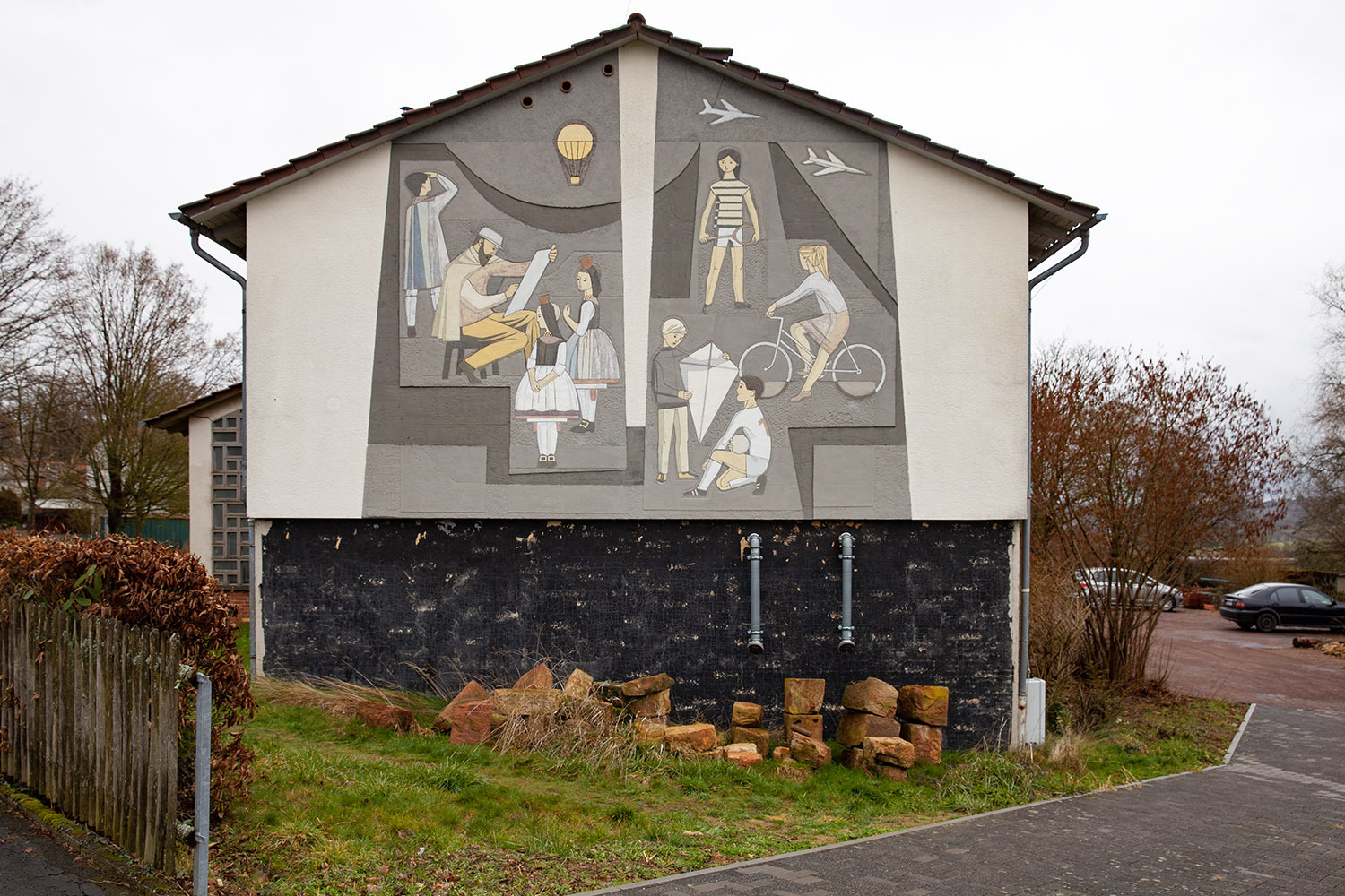 Wandbild an der Giebelseite der früheren Schule in Willingshausen mit gegenständlich gehaltenen Darstellungen zum (früheren und heutigen) Dorfleben in Willingshausen. Sternbald-Foto Hartwig Bambey